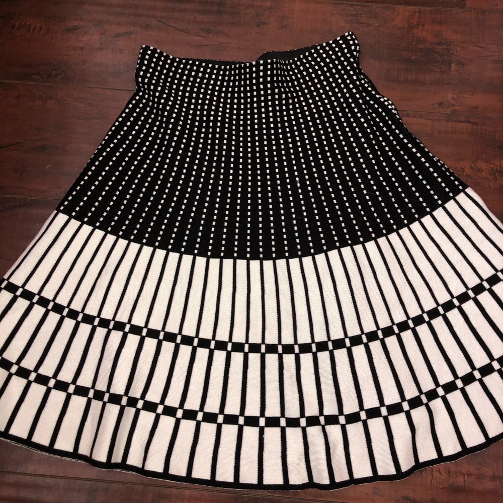 BLACK & WHITE DETAILED SKIRT 🔲